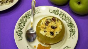 Запеченные яблоки с творогом - простой и вкусный десерт за 5 минут.