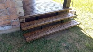 Лестница на веранду в деревянном доме.