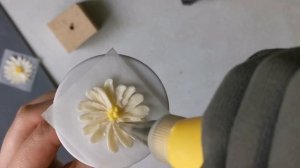 Декор для торта - Ромашки из белково-масляного крема