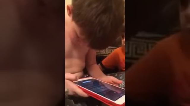 Реакция мальчика при чтении Корана The reaction of a boy reading the Quran