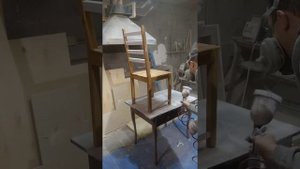 Покраска стульев лаком...