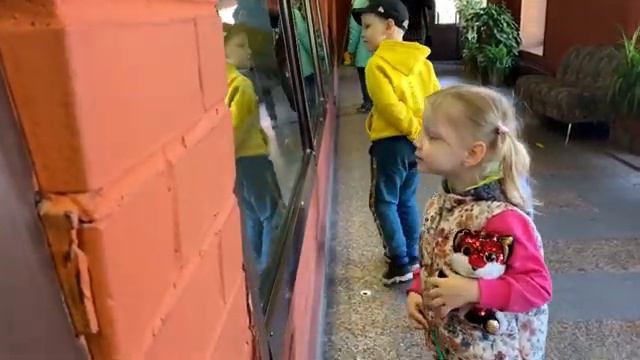 МегаВаня и его сестренка Аня в зоопарке смотреть онлайн