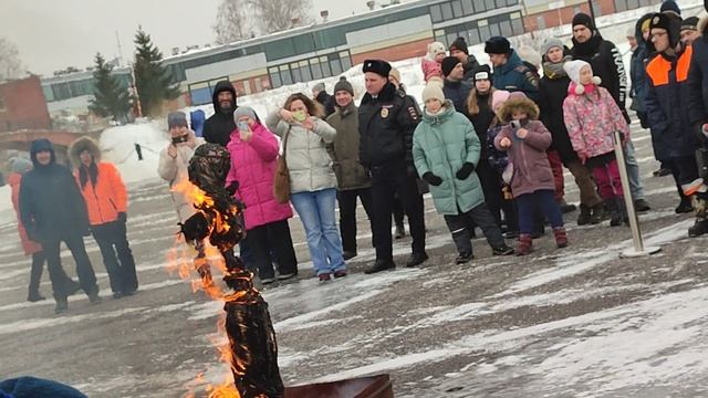 Сжигание масленицы санкт петербург. Сжигание Масленицы. Сожжение Масленицы. Масленица в Петербурге. Масленица в Питере.