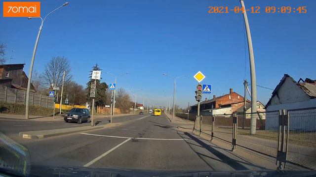 Водитель автобуса АА 4369-7 проезжает на красный сигнал светофора. смотреть онлайн