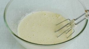 Шарлотка со сгущенкой и яблоками