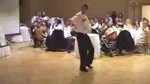 жених и невеста зажигают