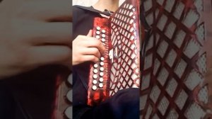 На гармони ?"Девочка пай"?