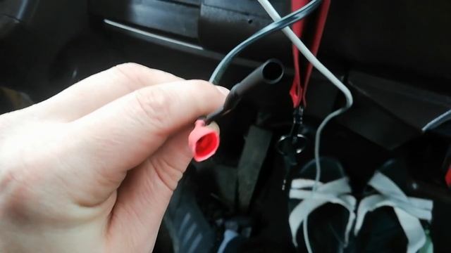 Установка и подключение вольтметра и тахометра на Mercedes 814 смотреть онлайн