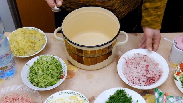 рецепт окрошка обычная .....  на кефире от канала Свой Среди Своих Кулинария Готовим вместе