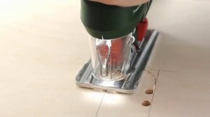 Лобзик электрический BOSCH в работе.