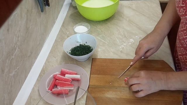 Бюджетный сливочный сыр с  крабовыми палочками на кефире.