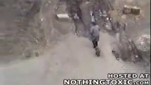 Питбуль нападает на людей