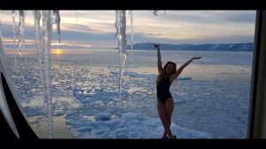 Девушки впервые на открытом воздухе без одежды)