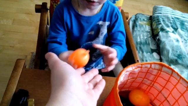 Миша дастаёт сюрпризы! Машинки,резиновые игрушки и динозавра! смотреть онлайн