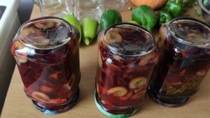 ?мариную чернослив с чесноком и зеленью,каждый год.