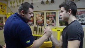 Как победить любого в борьбе на руках  Совет от гуру армрестлинга!