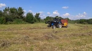 Мтз 82 с прессом ПРФ-180 тюкует сено