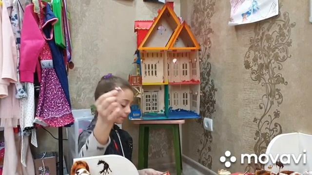 Софья рассказывает как живёт королевская семья зайцев Sylvanian Families