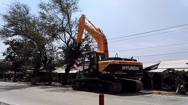 HYUNDAI 220 LC 9SH BIG DIGGER EXCAVATORS WORKING CRUSH TWIGS AND CROSS THE ROAD смотреть онлайн