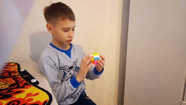 Как собрать кубик Рубика 3х3. Обучение часть 1. смотреть онлайн