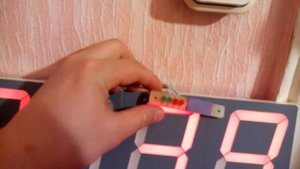 Электронные настеные часы