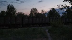 VID_20240429_194708.mp4.  2ТЭ25Км - 0144 с грузовым поездом.