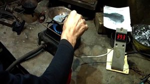 Удаление цинка из расплавленного оловянно-свинцового припоя