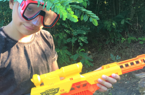 Веселое видео нерф с бластерами. Перестрелка в лесу в реальности.