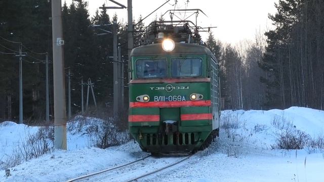 ВЛ11-069 А128 с грузовым поездом останавливается на перегоне под красный входной
