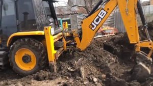 копка фундамента экскаватором JCB