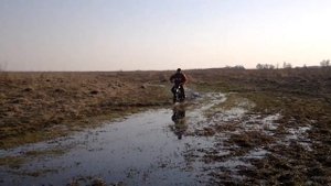 Минск кросс валит на все бабки по грязи Самодельный мниск кросс из  метала