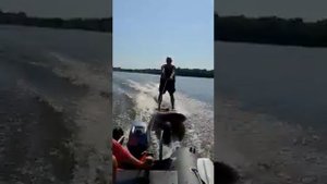 Сап за лодкой с мотором