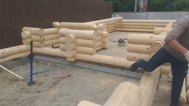 Сборка домика с навесом для машин из бревна / Андреевские срубы смотреть онлайн