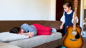 Лида мешает маме спать / Дети играют на музыкальных инструментах