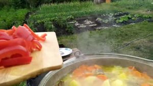 Шурпа из говядины в казане на костре