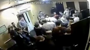 мужчина ударил женщину?