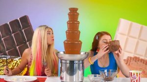 БОГАТАЯ vs БЕДНАЯ Шоколадная Еда Челлендж! Забавный баттл девчонок с шоколадом от RATATA BOOM