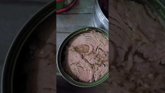 Готовлю салат из консервированного тунца с яйцом и рисом! ням-ням!