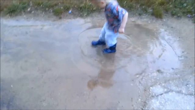 Солнечный зайчик прыгает по лужам :