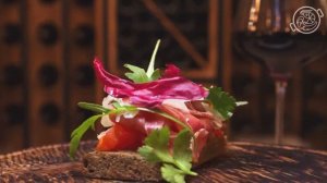 Тапас с хамоном, сыром мончего и рублеными томатами в кафе  "Па-Паэлья"