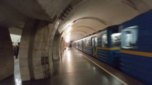 Метропоезд 81-540.2к пришелец отправляется со станции лыбедская