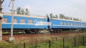 ТЭП70 с пассажирским поездом из окна вагона ДЖД
