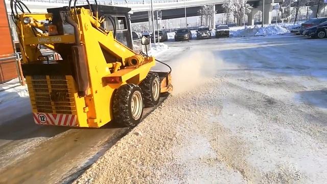 минипогрузкик с бортовым поворотом UNC 060 в деле.