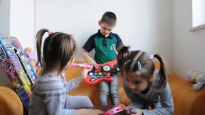 ЭЛЕКТРО ГИТАРА  для ДЕТЕЙ !!!  МАТВЕЙ,КАТЯ и МИЛАНА учатся играть на ГИТАРЕ!!!