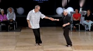 Танцы старшего поколения. Круто зажигают.