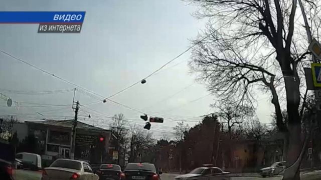 Пьяный водитель прокатил на капоте полицейского в Симферополе смотреть онлайн