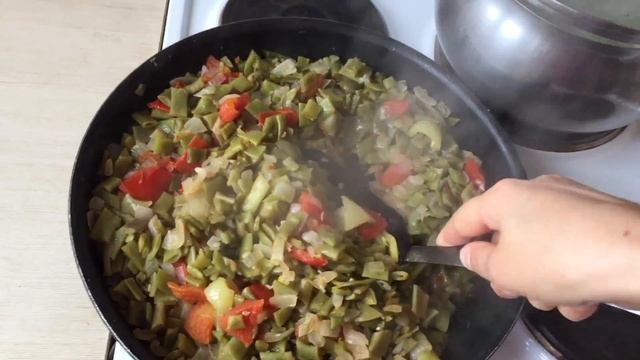 Стручковая фасоль с овощами и яйцом