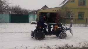Мини трактор, чистим снег самодельным отвалом  первый раз