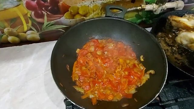 Тушим крольчатину в овощах на сковородке .