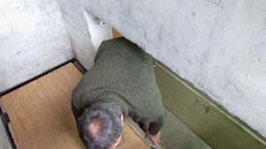 Откидной настил в смотровой яме гаража.